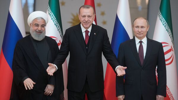 Президент Ирана Хасан Рухани, президент Турции Реджеп Тайип Эрдоган и президент РФ Владимир Путин во время совместного фотографирования перед началом встречи в Анкаре - Sputnik Việt Nam