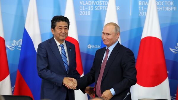 Tổng thống Nga Vladimir Putin và Thủ tướng Nhật Bản Shinzo Abe tại Diễn đàn Kinh tế Đông - Sputnik Việt Nam
