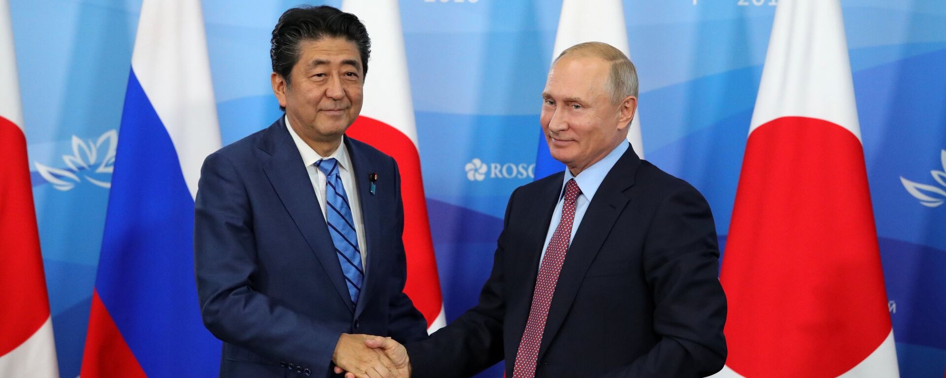 Tổng thống Nga Vladimir Putin và Thủ tướng Nhật Bản Shinzo Abe tại Diễn đàn Kinh tế Đông - Sputnik Việt Nam, 1920, 23.07.2022