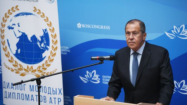 Ngoại trưởng Nga Sergei Lavrov trong bài phát biểu tại diễn đàn các nhà ngoại giao trẻ trong khuôn khổ Diễn đàn Kinh tế Đông - Sputnik Việt Nam