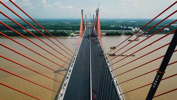 Cầu bắc qua sông Bạch Đằng từ phường Đông Hải 2, quận Hải An (Hải Phòng) đến xã Liên Vị (thị xã Quảng Yên, Quảng Ninh), dài 5,4 km bao gồm cả đường dẫn (riêng chiều dài cầu là 3,5 km), rộng 25 m, thiết kế 4 làn xe, vận tốc tối đa 100 km/h. - Sputnik Việt Nam