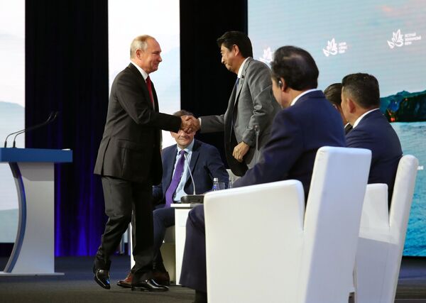 Tổng thống Nga Vladimir Putin và Thủ tướng Nhật Bản Shinzo Abe tại Diễn đàn Kinh tế Đông Tổng thống Nga Vladimir Putin và Thủ tướng Nhật Bản Shinzo Abe tại Diễn đàn Kinh tế Đông - Sputnik Việt Nam