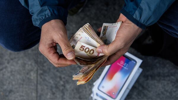 Перекупщик подсчитывает наличные, полученные за продажу iPhone X, около магазина Apple в Гонконге - Sputnik Việt Nam
