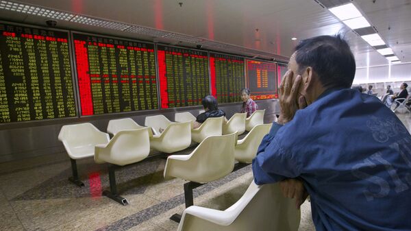Nhà đầu tư Trung Quốc theo dõi tỷ giá trên sàn chứng khoán Bắc Kinh - Sputnik Việt Nam