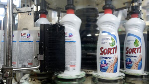 Khâu rót và đóng gói chất tẩy “Sorti” trong xưởng sản xuất chất lỏng tẩy rửa gia dụng thuộc Công ty Mỹ phẩm Nafis” ở Kazan. - Sputnik Việt Nam