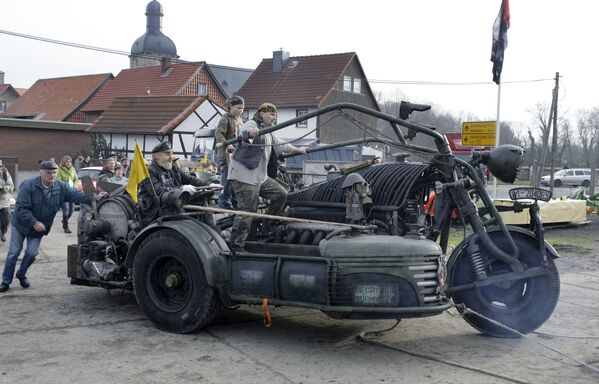 Ngày 20 tháng 11 năm 2007, dân làng Zilly ở miền Đông nước Đức đã trình diễn một chiếc xe máy tự chế, được công nhận là nặng nhất thế giới. - Sputnik Việt Nam