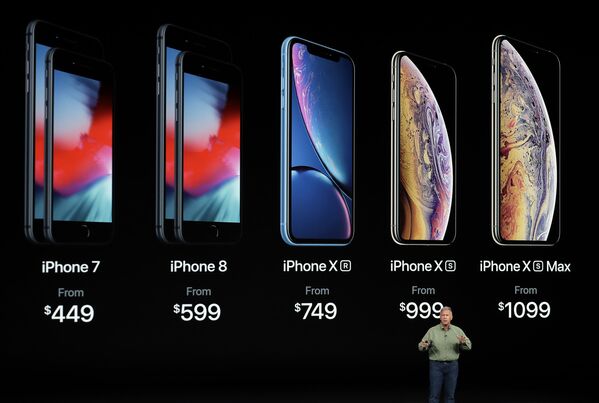 Phó chủ tịch phụ trách tiếp thị của tập đoàn Apple Phil Schiller tại buổi giới thiệu điện thoại thông minh mới: iPhone Xs, iPhone Xs Max và iPhone Xr. - Sputnik Việt Nam