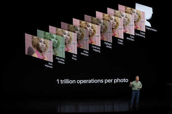 Phó chủ tịch phụ trách tiếp thị của tập đoàn Apple Phil Schiller tại buổi giới thiệu điện thoại thông minh mới: iPhone Xs, iPhone Xs Max và iPhone Xr. - Sputnik Việt Nam