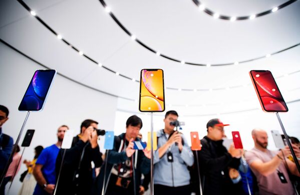 Khách tham dự buổi giới thiệu điện thoại thông minh mới iPhone Xr tại thành phố Cupertino của Mỹ (Cupertino, California) - Sputnik Việt Nam