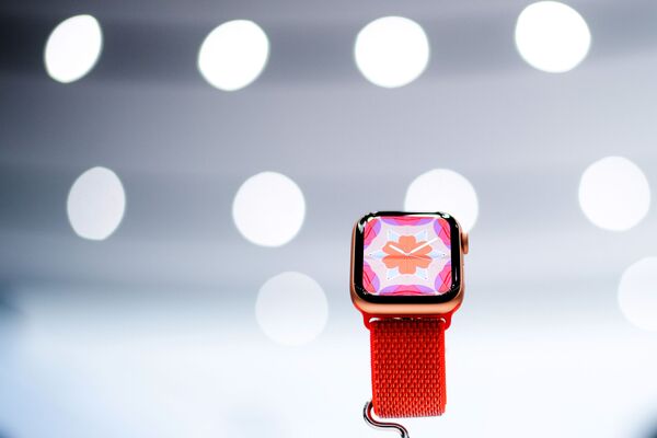 Đồng hồ mới Apple Watch Series 4 tại buổi giới thiệu sản phẩm mới của Apple - Sputnik Việt Nam