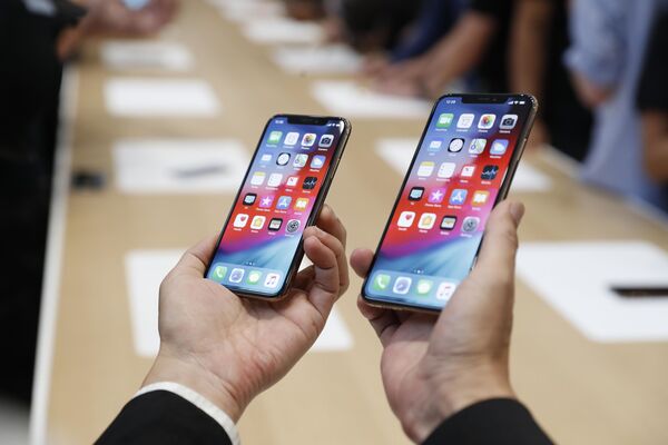 Điện thoại mới Apple iPhone XS (trái) và XS Max (bên phải) tại buổi giới thiệu - Sputnik Việt Nam