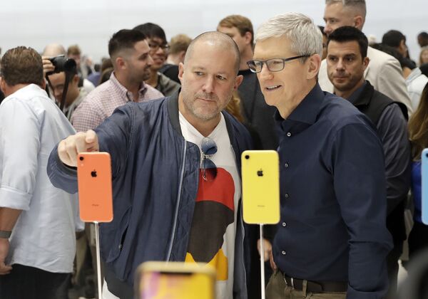 Phó chủ tịch về thiết kế của Apple Jonathan Ive (trái)  và Phó chủ tịch điều hành Tim Cook  trong buổi giới thiệu sản phẩm mới của công ty - Sputnik Việt Nam