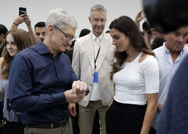 Phó chủ tịch điều hành Apple Tim Cook  và cầu thủ bóng đá Alex Morgan ngắm chiếc đồng hồ mới của Apple Watch - Sputnik Việt Nam