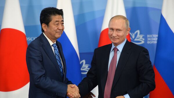 Thủ tướng Nhật Bản Shinzo Abe và Tổng thống Nga Vladimir Putin tại Vladivostok - Sputnik Việt Nam
