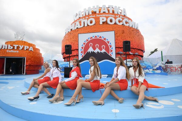 Các cô gái tại gian hàng Kamchatka ở Diễn đàn kinh tế Đông, Vladivostok - Sputnik Việt Nam