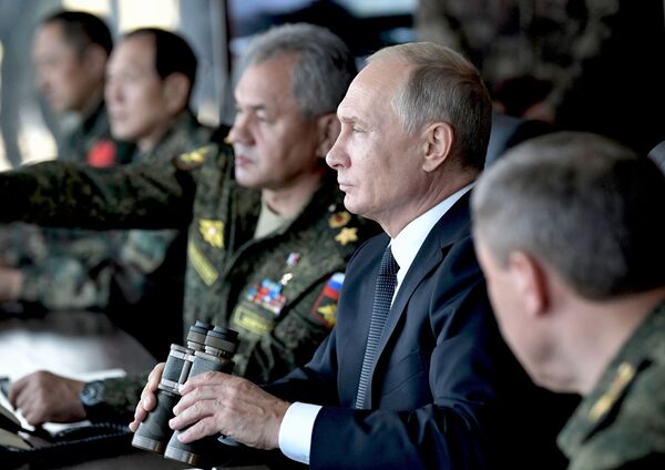 Tổng thống Vladimir Putin thị sát cuộc diễn tập quân sự của các lực lượng vũ trang Nga, Mông Cổ và Trung Quốc Vostok-2018 tại thao trường Tsugol - Sputnik Việt Nam