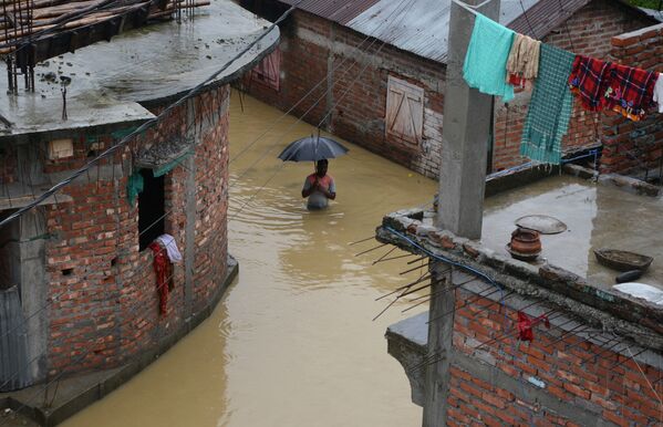 Người đàn ông giữa con đường ngập nước ở thành phố Siliguri, Ấn Độ - Sputnik Việt Nam