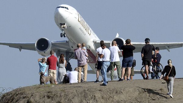 Người dân xem máy bay cất cánh từ sân bay Friederik Chopin ở Warsaw, Ba Lan - Sputnik Việt Nam