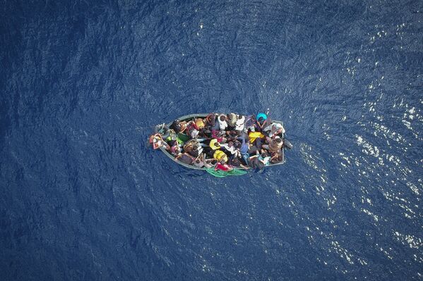 Chiếc thuyền với những người tỵ nạn ở eo biển Gibraltar - Sputnik Việt Nam