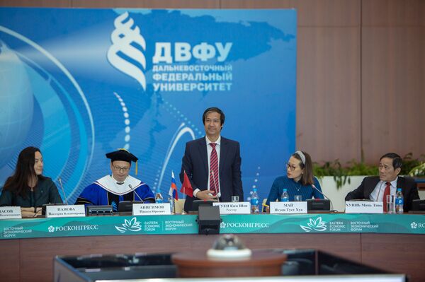 Ông Nguyễn Kim Sơn tại Đại học Liên bang Viễn Đông Ông Nguyễn Kim Sơn tại Đại học Liên bang Viễn Đông - Sputnik Việt Nam