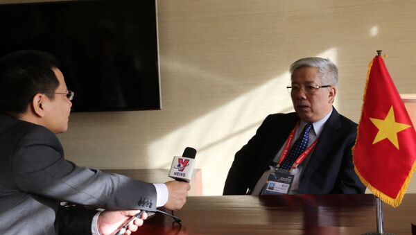 Thứ trưởng Nguyễn Chí Vịnh trao đổi với phóng viên TTXVN tại Seoul. - Sputnik Việt Nam