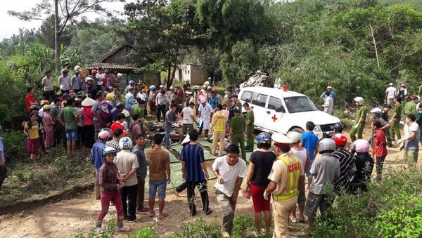 Xe cứu thương có mặt đưa các nạn nhân đi cấp cứu. - Sputnik Việt Nam