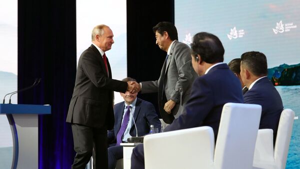 Президент РФ Владимир Путин на пленарном заседании Дальний Восток: расширяя границы возможностей IV Восточного экономического форума - Sputnik Việt Nam