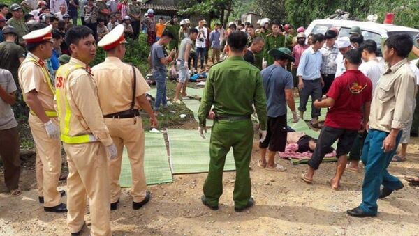 Lực lượng chức năng cứu hộ các nạn nhân vụ TNGT giữa xe bồn và xe khách khiến 11 người chết tại chỗ - Sputnik Việt Nam