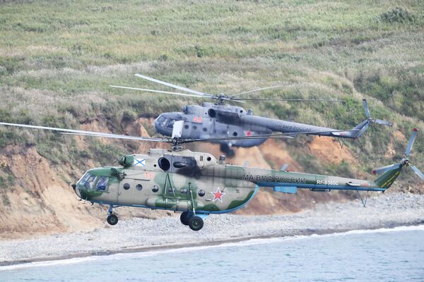 Máy bay trực thăng Mi-8 trong cuộc đổ bộ tại Mũi Klerka trong khuôn khổ tập trận chiến dịch-chiến lược Vostok-2018 - Sputnik Việt Nam