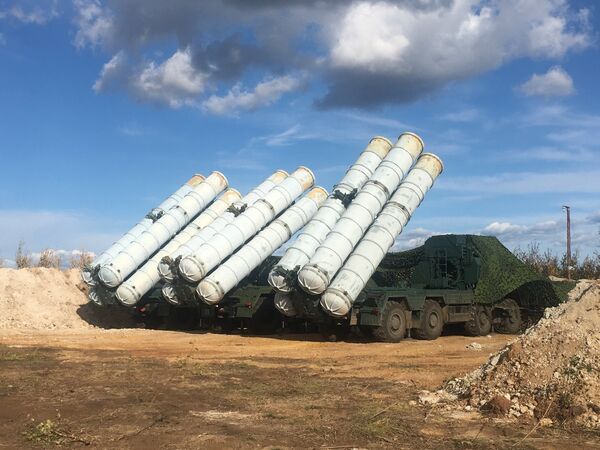 Tổ hợp tên lửa phòng không S-400 Triumph trong giai đoạn cơ bản của cuộc tập trận Vostok- 2018 trên thao trường Tsugol ở vùng Zabaikal. - Sputnik Việt Nam