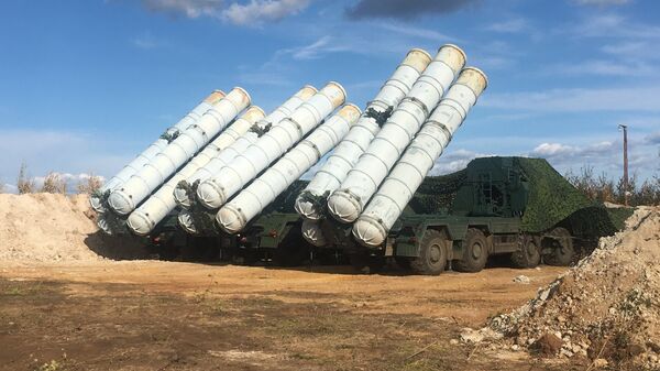Tổ hợp tên lửa phòng không S-400 Triumph trong giai đoạn cơ bản của cuộc tập trận Vostok- 2018 trên thao trường Tsugol ở vùng Zabaikal. - Sputnik Việt Nam