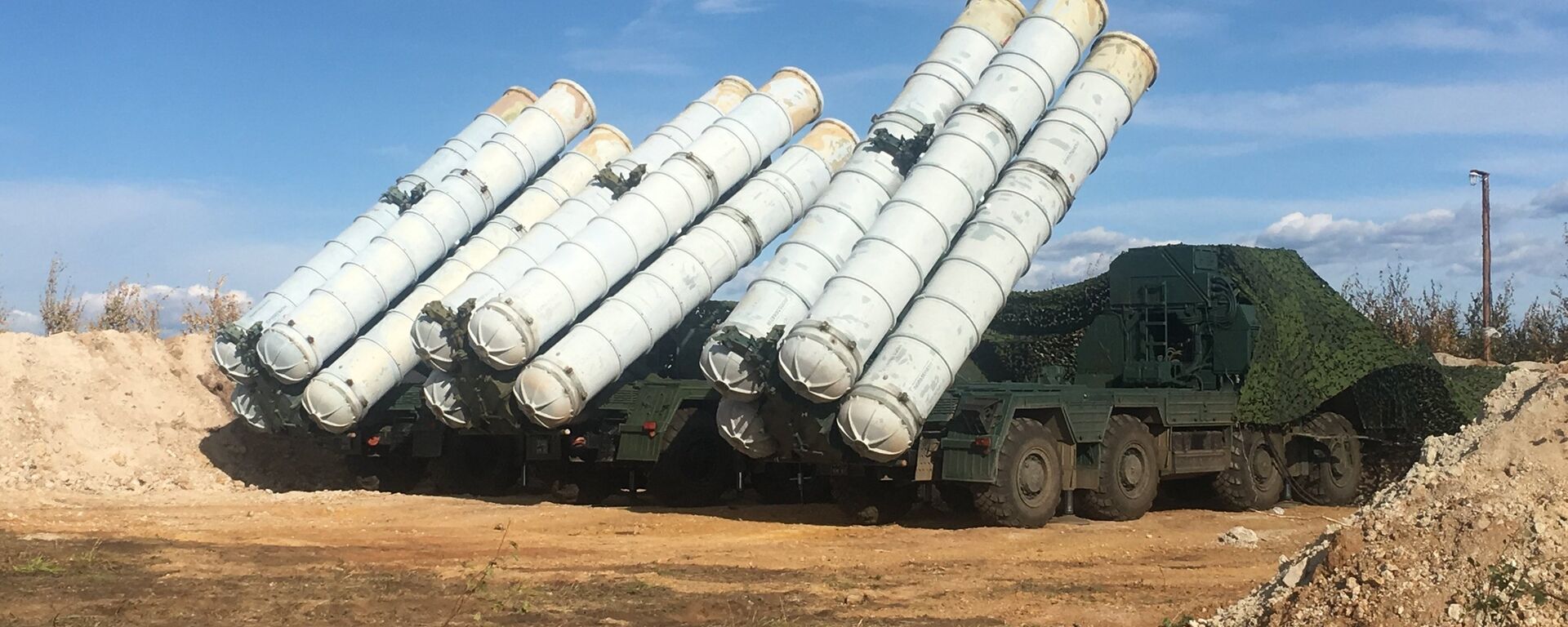 Tổ hợp tên lửa phòng không S-400 Triumph trong giai đoạn cơ bản của cuộc tập trận Vostok- 2018 trên thao trường Tsugol ở vùng Zabaikal. - Sputnik Việt Nam, 1920, 21.10.2021
