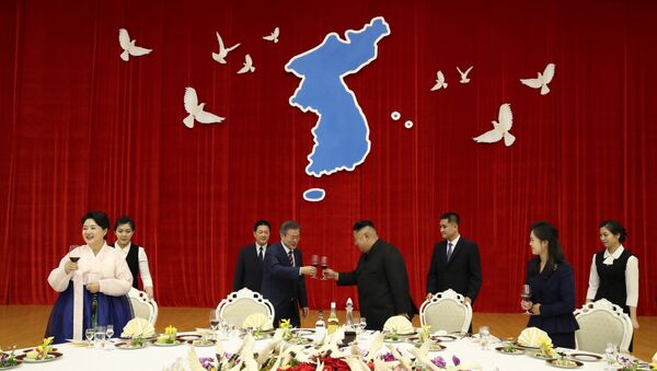 Kim Jong-un chiêu đãi Tổng thống Hàn Quốc súp vây cá mập - Sputnik Việt Nam