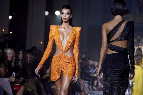 Người mẫu tại buổi trình diễn của nhà thiết kế Julian McDonald tại Tuần lễ thời trang Luân Đôn - Sputnik Việt Nam