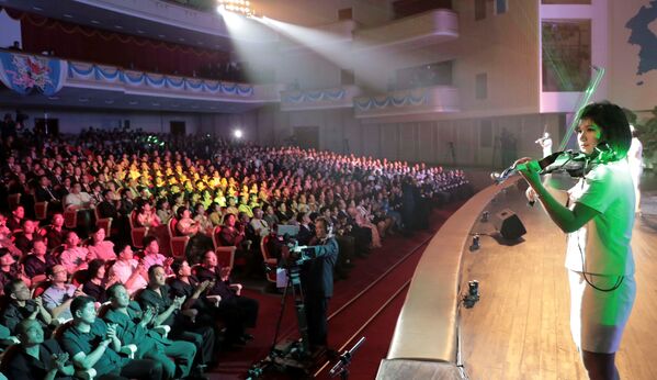 Các nghệ sĩ biểu diễn trước các vị khách quý tại Nhà hát lớn Bình Nhưỡng - Sputnik Việt Nam