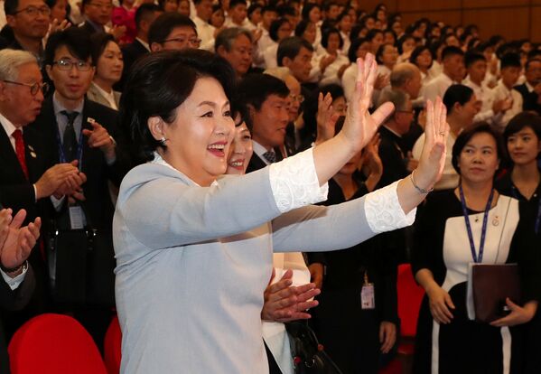 Đệ nhất phu nhân Hàn Quốc Kim Jung-sook thăm Cung học sinh ở Bình Nhưỡng - Sputnik Việt Nam