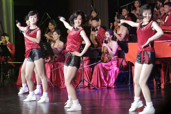 Dàn nhạc Samjiyon Bắc Triều Tiên biểu diễn tại Nhà hát lớn Bình Nhưỡng - Sputnik Việt Nam