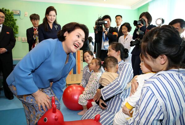 Đệ nhất phu nhân Hàn Quốc Kim Jung-sook thăm bệnh viện nhi ở Bình Nhưỡng - Sputnik Việt Nam