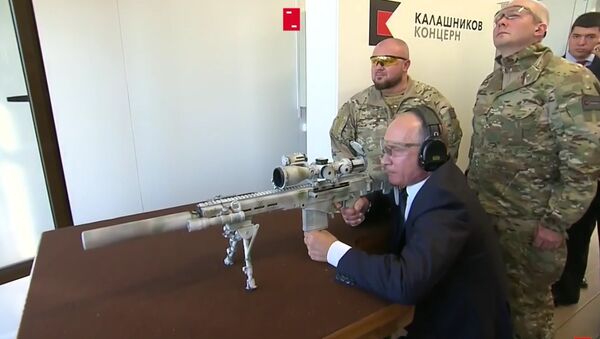 Tổng thống Putin bắn thử súng trường trên trường bắn Kalashnikov - Sputnik Việt Nam