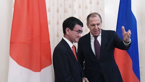 Ngoại trưởng Nhật Bản Taro Kono với Ngoại trưởng Nga Sergey Lavrov - Sputnik Việt Nam