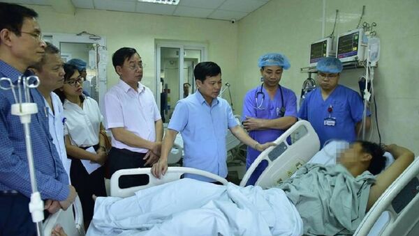 Phó Chủ tịch UBND TP Hà Nội Ngô Văn Quý thăm các bệnh nhân sốc ma tuý trong Lễ hội âm nhạc điện tử tối 16.9 đang điều trị tại viện E. - Sputnik Việt Nam