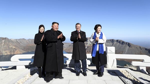 Hai nhà lãnh đạo của CHDCND Triều Tiên và Hàn Quốc thăm núi thiêng Paektu - Sputnik Việt Nam