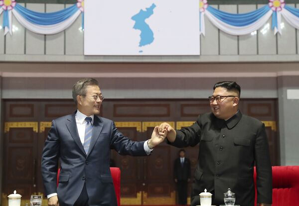 Lãnh đạo CHDCND Triều Tiên Kim Jong-un và Tổng thống Hàn Quốc Moon Jae-in ký thỏa thuận chung, Bình Nhưỡng Lãnh đạo CHDCND Triều Tiên Kim Jong-un và Tổng thống Hàn Quốc Moon Jae-in ký thỏa thuận chung, Bình Nhưỡng - Sputnik Việt Nam