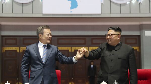 Lãnh đạo CHDCND Triều Tiên Kim Jong-un và Tổng thống Hàn Quốc Moon Jae-in ký thỏa thuận chung, Bình Nhưỡng - Sputnik Việt Nam