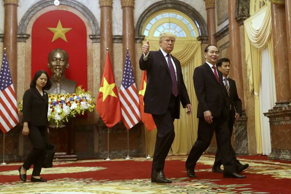 Tổng thống Mỹ Donald Trump và Chủ tịch nước Việt Nam Trần Đại Quang trong cuộc gặp tại Hà Nội - Sputnik Việt Nam