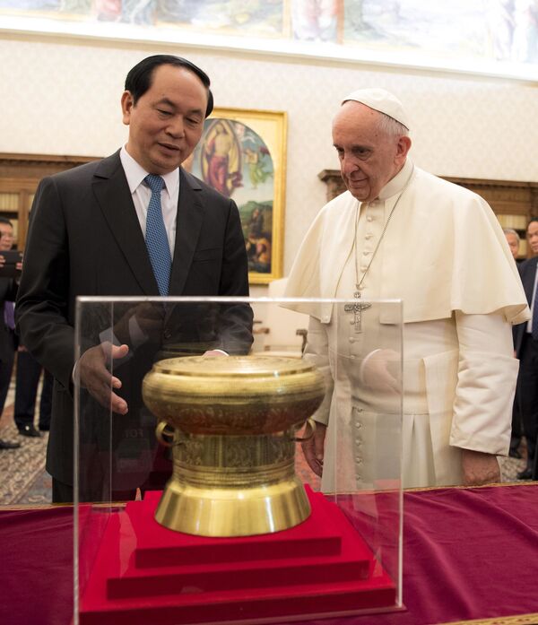 Chủ tịch nước Việt Nam Trần Đại Quang và Đức Giáo Hoàng Phanxicô trong chuyến thăm Vatican - Sputnik Việt Nam
