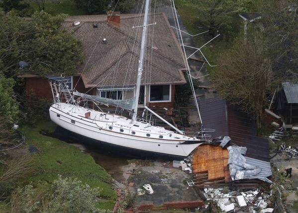 Thuyền buồm đổ sập do hậu quả  cơn bão Florence tại nhà và gara ở New Bern, Hoa Kỳ - Sputnik Việt Nam