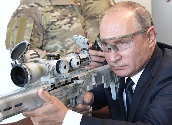 Tổng thống Nga Vladimir Putin bắn súng bắn tỉa Chukavin trong khi đến thăm trung tâm bắn súng của Công ty  Kalashnikov tại công viên quân sự yêu nước Patriot - Sputnik Việt Nam