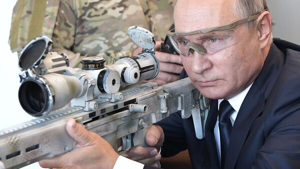 Tổng thống Nga Vladimir Putin bắn súng bắn tỉa Chukavin trong khi đến thăm trung tâm bắn súng của Công ty  Kalashnikov tại công viên quân sự yêu nước Patriot - Sputnik Việt Nam