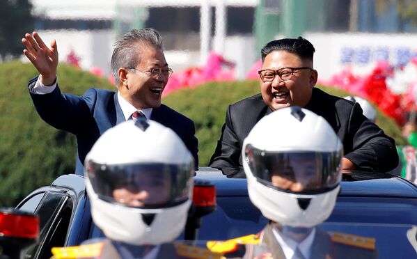 Tổng thống Hàn Quốc Moon Jae in và lãnh đạo Bắc Triều Tiên Kim Jong un trên đoàn xe ở Bình Nhưỡng - Sputnik Việt Nam
